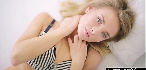 trendsStunning naked blonde rubs her shaved pussy to a powerful orgasm